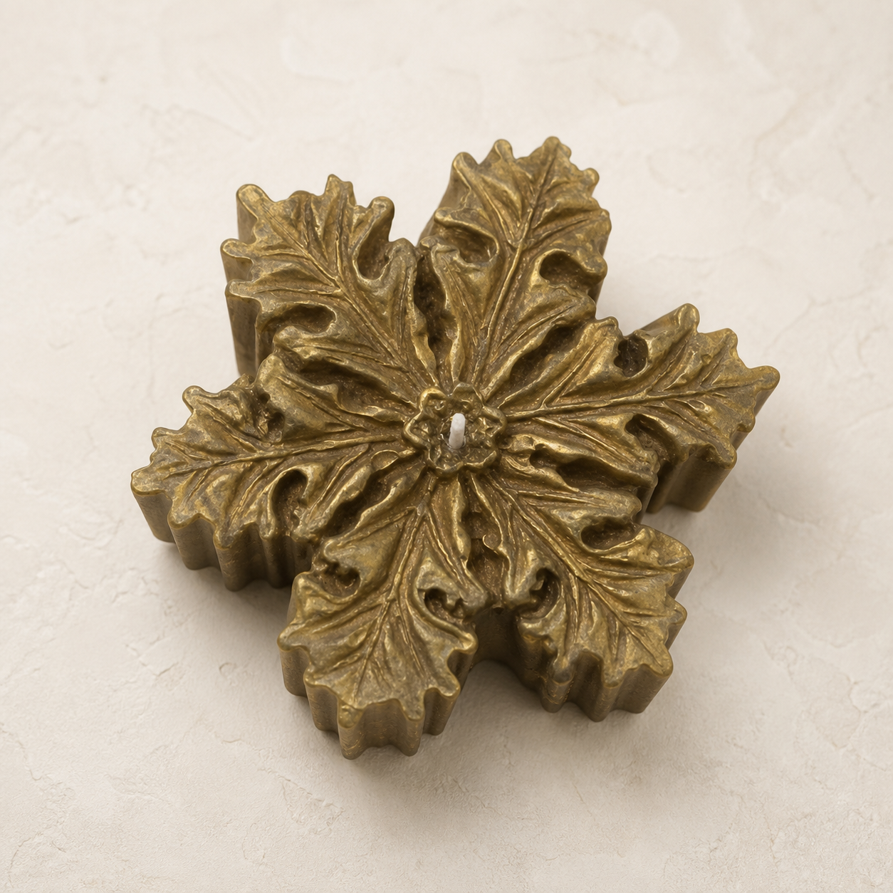 Leaf-pattern snowflake candle in antique gold